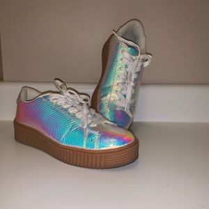 Holographic Creepers